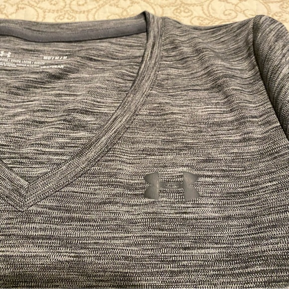 Under Armour Loose Heatgear Women's Grey V-Neck Top Size Medium - Picture 9 of 9